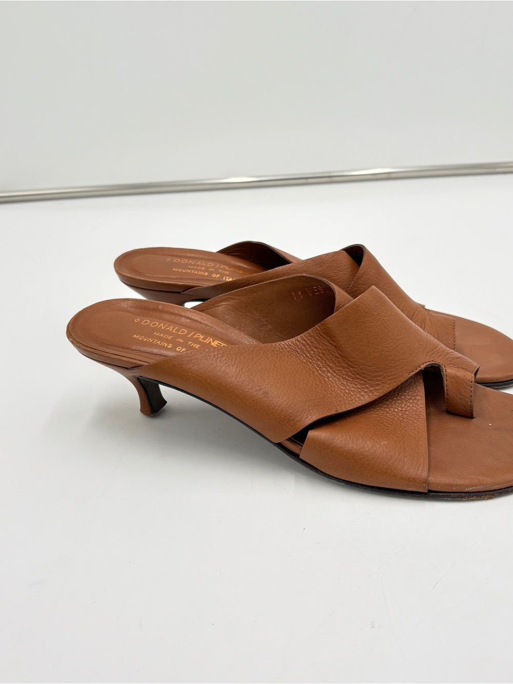 Donald J Pliner Vesta Kitten Low Heel Sandals Brown Tan Leather Women’s Size 10